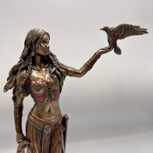 Standbeeld godin Morrigan/Keltische oorlogsgodin/Polystone bronzen standbeeld/heidense woondecoratie/mythologiebeeldje/beeldhouwkunst Keltische godheid/standbeeld krijger