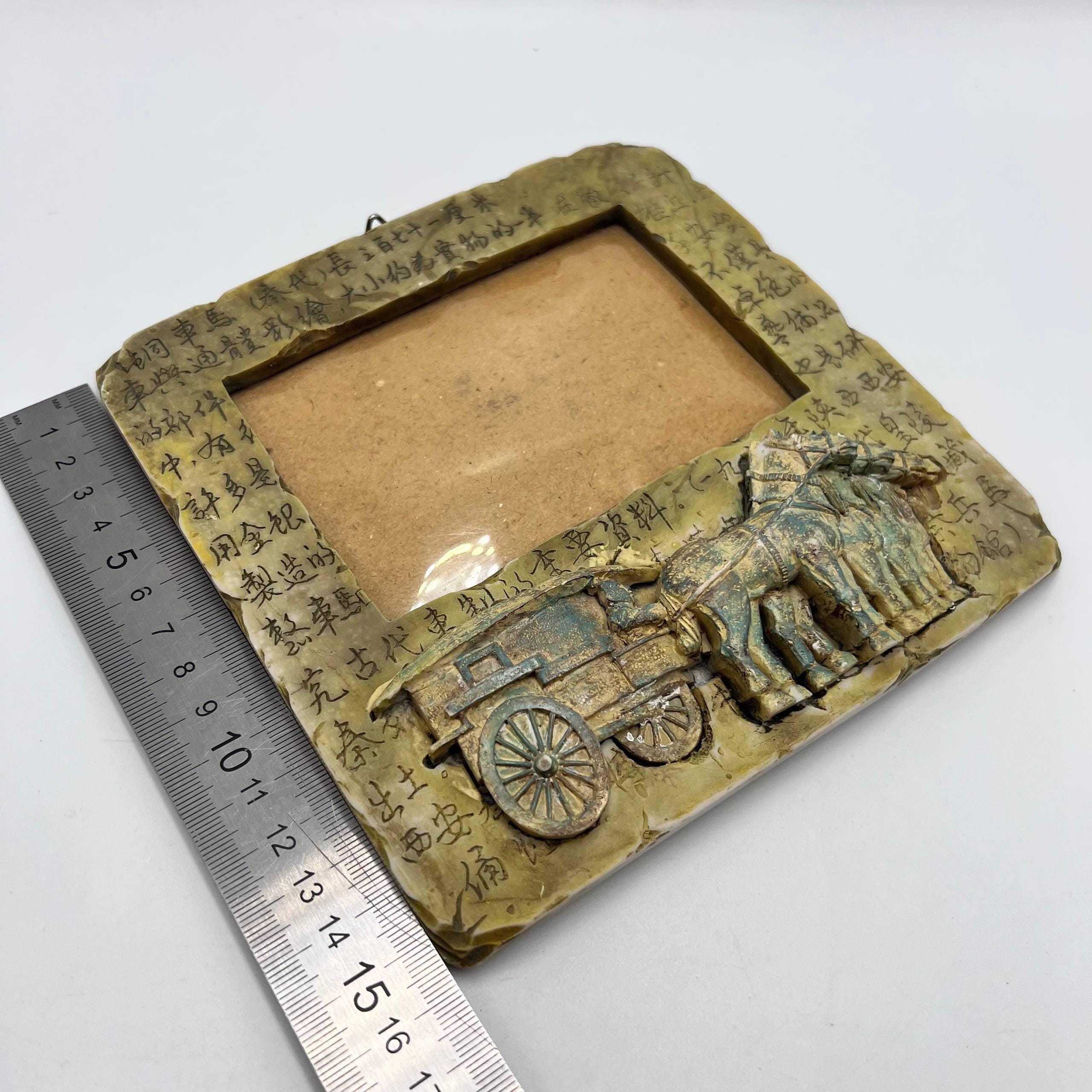 ヴィンテージ中国樹脂フォトフレーム：馬車と書道アート（16 x 16 cm