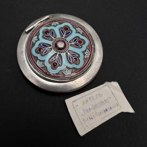 Cipria compatta in smalto vintage anni '50, specchio URSS con etichetta contrassegnata