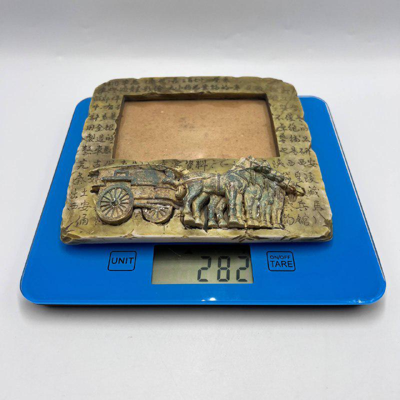 ヴィンテージ中国樹脂フォトフレーム：馬車と書道アート（16 x 16 cm