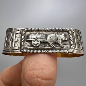 Servilletero portugués vintage de plata dorada 800: arte popular de la carreta de cerdos