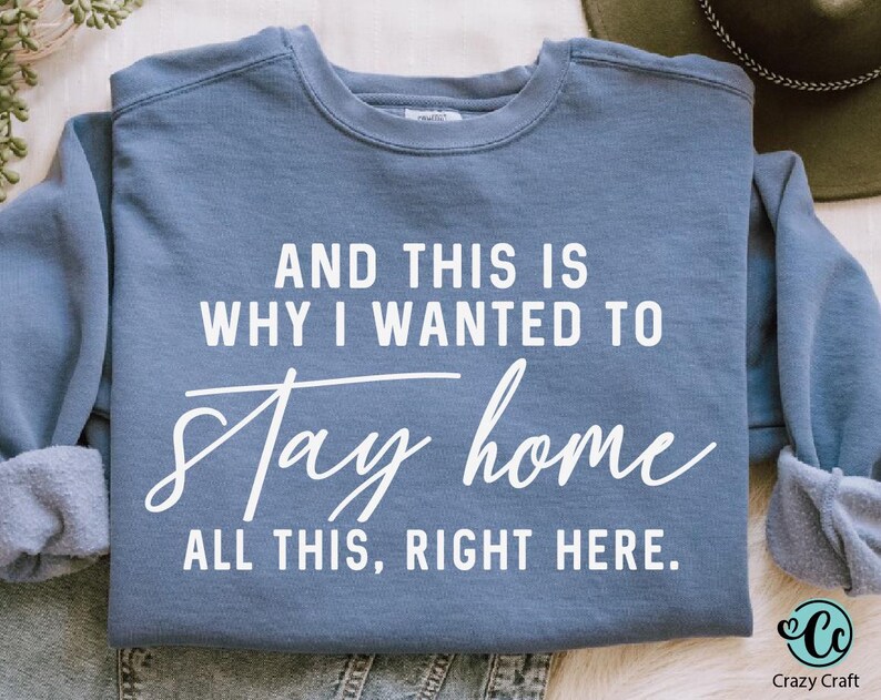 Puede incluir: Una sudadera azul con texto blanco que dice "And this is why I wanted to stay home all this, right here."