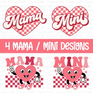 Op de afbeelding: Vier ontwerpen met de woorden "Mama" en "Mini" in een retro-lettertype. Twee ontwerpen tonen de woorden in een hartvorm met een geruit patroon. De andere twee ontwerpen tonen een cartoonhart met ogen en een glimlach, dat schoenen draagt en een vredesteken vasthoudt. Het hart bevindt zich op een geruite achtergrond.