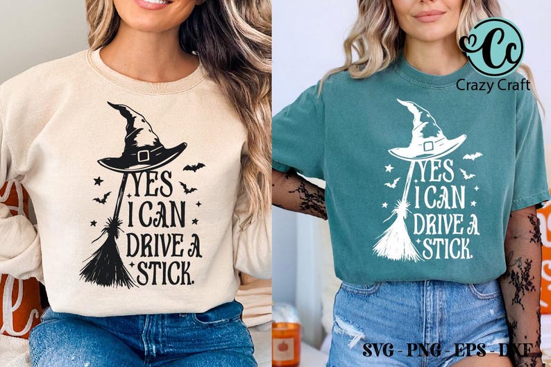 K&ouml;nnte beinhalten: Beiges Sweatshirt und t&uuml;rkisfarbenes T-Shirt mit Hexenhut, Besen und dem Text "YES I CAN DRIVE A STICK" in Schwarz und Wei&szlig;. Das Design beinhaltet Flederm&auml;use und Sterne, perfekt f&uuml;r Halloween.