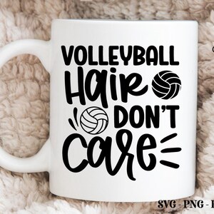 K&ouml;nnte beinhalten: Wei&szlig;e Keramik-Tasse mit dem schwarzen Text "VOLLEYBALL Hair DON'T Care". Die Tasse zeigt Volleyball-Grafiken und das Crazy Craft-Logo. Ein tolles Geschenk f&uuml;r Volleyball-Fans.