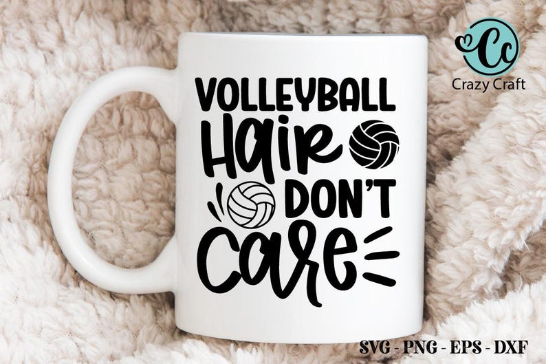 K&ouml;nnte beinhalten: Wei&szlig;e Keramik-Tasse mit dem schwarzen Text "VOLLEYBALL Hair DON'T Care". Die Tasse zeigt Volleyball-Grafiken und das Crazy Craft-Logo. Ein tolles Geschenk f&uuml;r Volleyball-Fans.