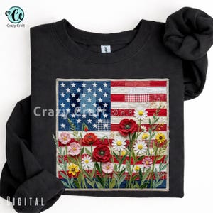 Könnte beinhalten: Schwarzes Sweatshirt mit einem floralen Design der amerikanischen Flagge. Das Flaggen-Design umfasst rote, weiße und blaue Patchwork-Elemente mit gestickten Blumen. Der Text "Crazy Craft" und "DIGITAL" ist auf dem Sweatshirt zu sehen.