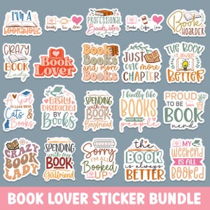 Puede incluir: Un conjunto de 16 pegatinas coloridas para amantes de los libros con varios diseños y lemas. Las pegatinas incluyen frases como "Soy un adicto a los libros", "Amante de los libros", "Ahorrador de libros", "El libro siempre es mejor" y "Orgulloso de ser un friki de los libros".