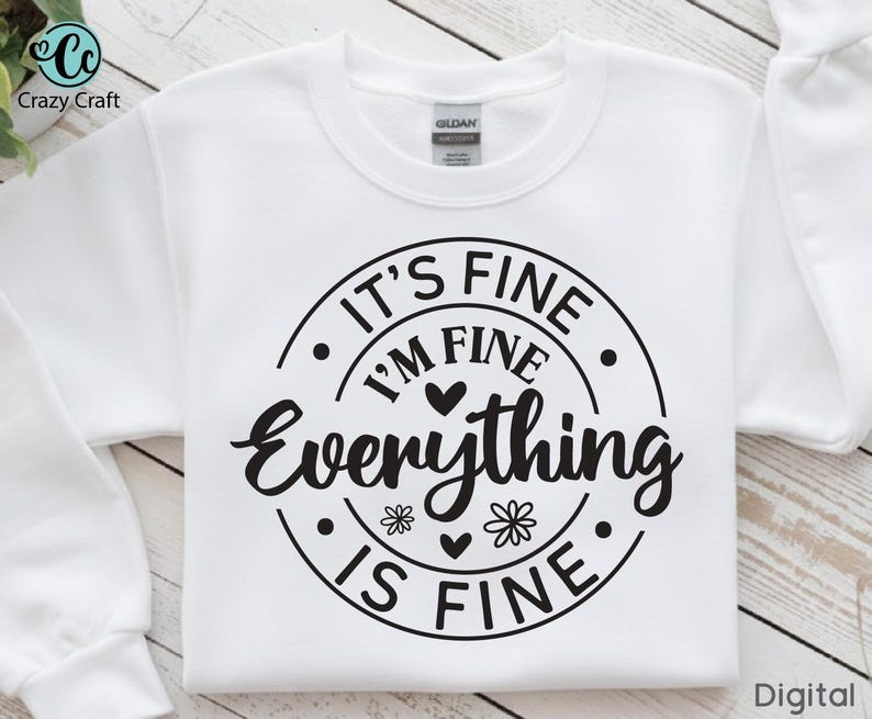 Pu&ograve; includere: Felpa bianca girocollo con la scritta nera "IT'S FINE I'M FINE Everything IS FINE" in un design circolare. Il design include cuori e fiori. La felpa ha uno stile casual.