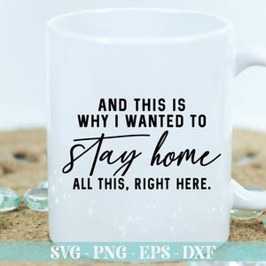 Puede incluir: Taza de cer&aacute;mica blanca con texto negro que dice "And this is why I wanted to stay home all this, right here."