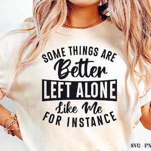 Puede incluir: Camiseta color crema con el texto negro: "SOME THINGS ARE Better LEFT ALONE Like Me FOR INSTANCE". La camiseta tiene las mangas enrolladas y forma parte de la colección Crazy Craft.