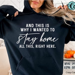 Puede incluir: Sudadera con capucha negra con texto blanco que dice "AND THIS IS WHY I WANTED TO Stay home ALL THIS, RIGHT HERE."