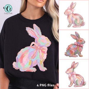 Op de afbeelding: Zwart T-shirt met een kleurrijk konijnontwerp en een roze strik. Het ontwerp is een aquarel-schilderij in pastelkleuren. De afbeelding toont ook drie extra konijnontwerpen. De tekst "4 PNG files" staat onderaan.