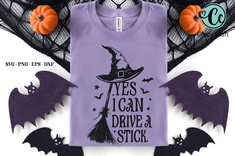 K&ouml;nnte beinhalten: Ein helllila T-Shirt mit einem Hexenhut- und Besen-Motiv. Der Text lautet "YES I CAN DRIVE A STICK." Das Design umfasst Flederm&auml;use und Sterne. Dekorative K&uuml;rbisse und Flederm&auml;use umgeben das Shirt, perfekt f&uuml;r Halloween.