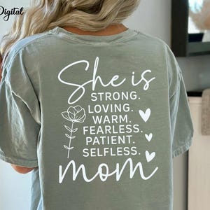 彼女はママのTシャツ svg、彼女は、強い、愛情深い、ママママの前面と背面のTシャツのデザイン、、ママライフシャツ、ママへの贈り物、ママライフシャツ png
