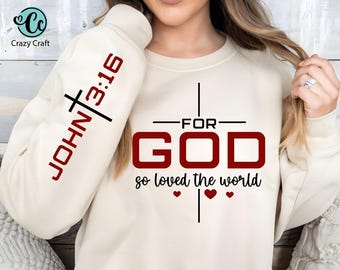 Op de afbeelding: Crèmekleurige sweatshirt met de tekst "FOR GOD so loved the world" in rood en zwart. De mouw heeft "JOHN 3:16" met een kruis. Het Crazy Craft-logo staat linksboven.