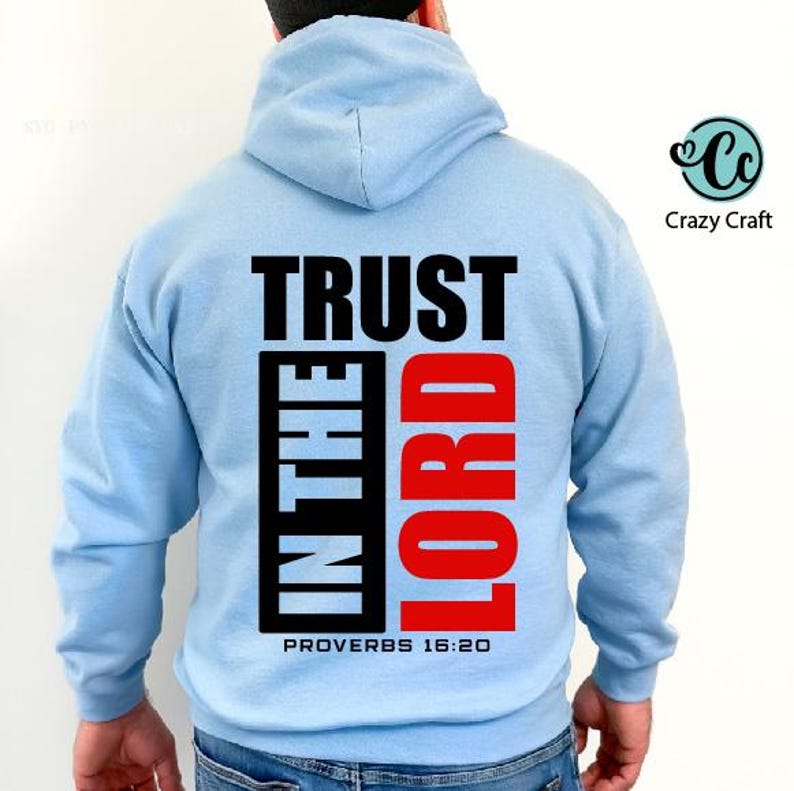 以下が含まれることがあります： 黒と赤で「TRUST IN THE LORD」の文字がプリントされた、水色のパーカー。「PROVERBS 16:20」の文字も。パーカーにはドローストリングフードとカンガルーポケットが付いています。Crazy Craftのロゴが右上に入っています。