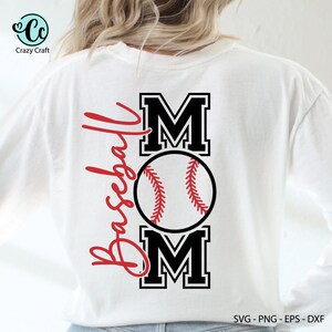 Peut inclure: T-shirt blanc &agrave; manches longues avec un motif sur le th&egrave;me du baseball. Le motif comprend le mot "Baseball" en &eacute;criture rouge, le mot "MOM" en lettres noires et un graphique de baseball avec des coutures rouges. Le logo Crazy Craft est en haut &agrave; gauche.