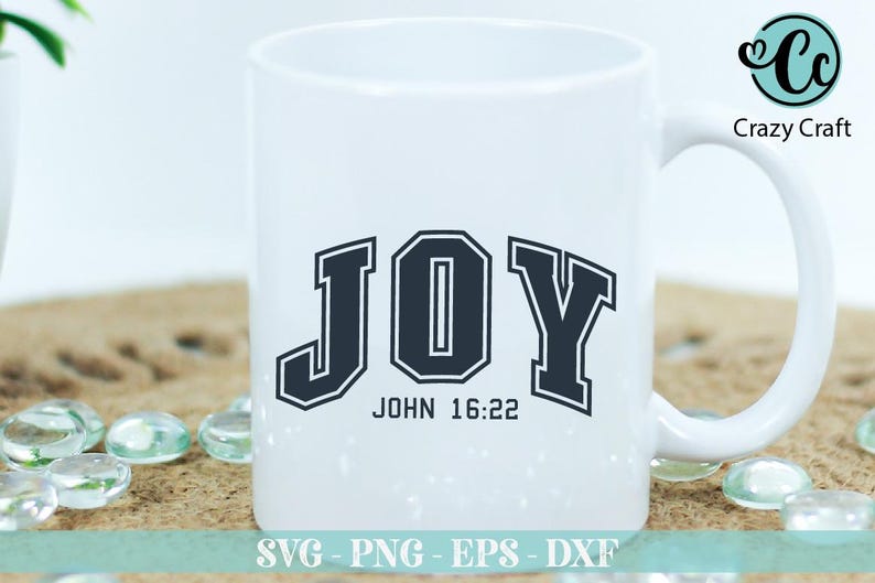 K&ouml;nnte beinhalten: Wei&szlig;e Keramiktasse mit einer schwarzen Grafik des Wortes "JOY" in einer Schriftart im College-Stil. Der Text "JOHN 16:22" ist unter dem Wort "JOY" gedruckt.