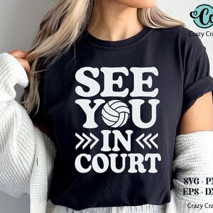 K&ouml;nnte beinhalten: Schwarzes T-Shirt mit dem wei&szlig;en Text "SEE YOU IN COURT" und einer Volleyball-Grafik. Das Shirt zeigt auch "SVG - PNG EPS - DXF" und das Crazy Craft Logo.