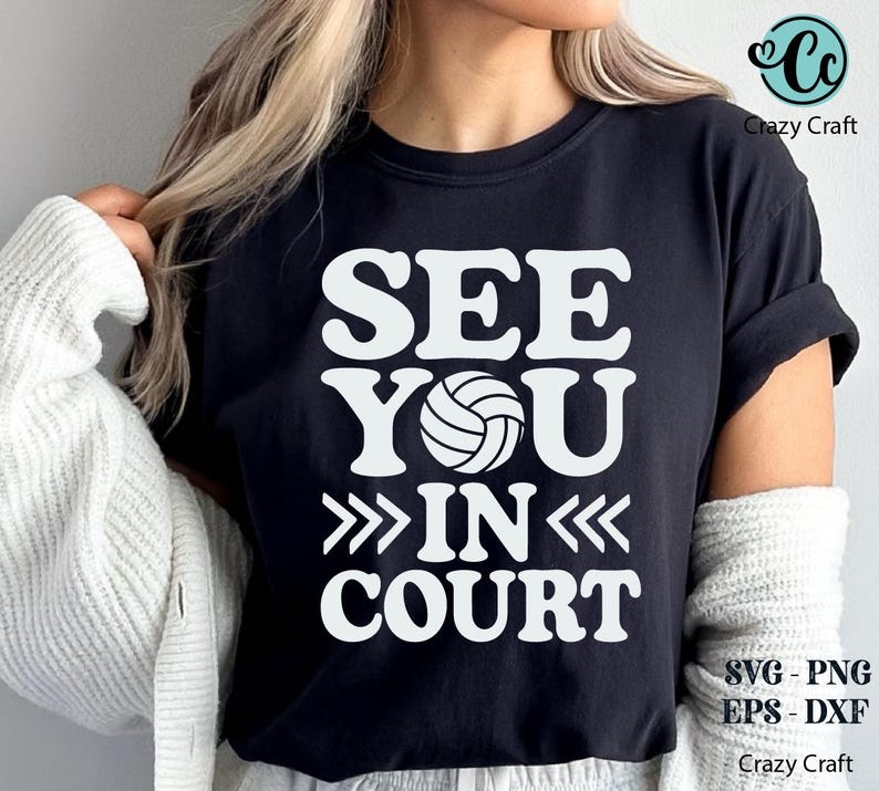 K&ouml;nnte beinhalten: Schwarzes T-Shirt mit dem wei&szlig;en Text "SEE YOU IN COURT" und einer Volleyball-Grafik. Das Shirt zeigt auch "SVG - PNG EPS - DXF" und das Crazy Craft Logo.
