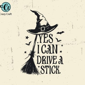 Può includere: Grafica di Halloween in bianco e nero con cappello da strega, scopa, pipistrelli e stelle. Il testo recita "YES I CAN DRIVE A STICK". Il logo Crazy Craft si trova in alto a sinistra.