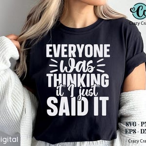 Pu&ograve; includere: T-shirt nera con la scritta bianca "EVERYONE Was THINKING it I just SAID IT". La maglietta presenta anche la scritta "SVG - PNG EPS - DXF" e il logo Crazy Craft. Design digitale.