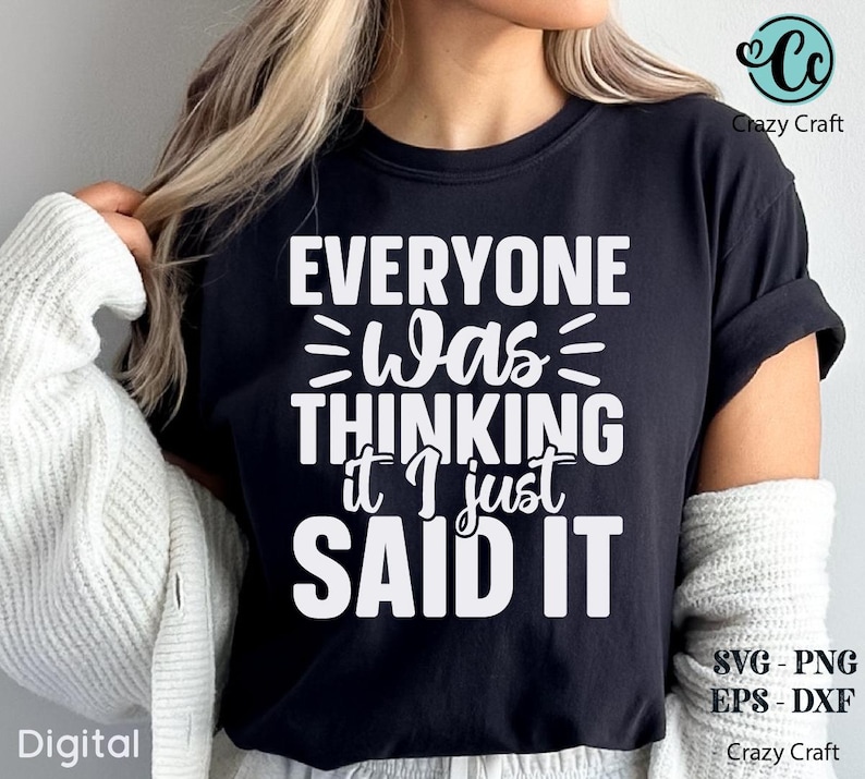 Pu&ograve; includere: T-shirt nera con la scritta bianca "EVERYONE Was THINKING it I just SAID IT". La maglietta presenta anche la scritta "SVG - PNG EPS - DXF" e il logo Crazy Craft. Design digitale.