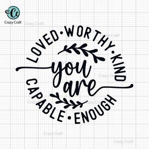 Pu&ograve; includere: Grafica in bianco e nero con un cerchio che contiene il testo "Loved. Worthy. Kind. Capable. Enough." e le parole "you are" al centro. Il cerchio &egrave; decorato con due piccoli rametti di foglie.