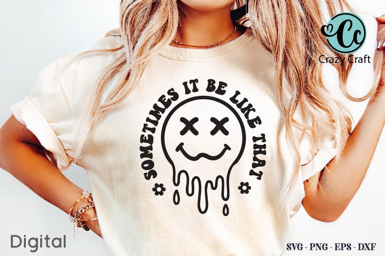 Pu&ograve; includere: T-shirt color crema con grafica nera di una faccina sorridente che si scioglie e la scritta "SOMETIMES IT BE LIKE THAT" in un design circolare. La maglietta ha anche la parola "Digital" in basso a sinistra e "Crazy Craft" in alto a destra.