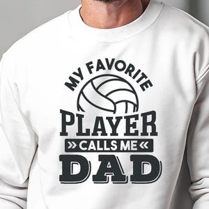 K&ouml;nnte beinhalten: Wei&szlig;es Sweatshirt mit einem schwarzen Aufdruck, der "MY FAVORITE PLAYER CALLS ME DAD" mit einem Volleyball-Bild zeigt. Das Crazy Craft-Logo befindet sich in der oberen rechten Ecke.