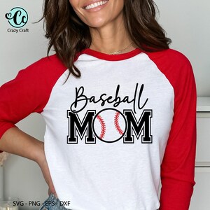 Peut inclure: Un t-shirt de baseball blanc avec des manches rouges. Le t-shirt pr&eacute;sente les mots "Baseball MOM" en &eacute;criture noire et en lettres majuscules, avec un graphisme de baseball au centre. Le t-shirt est en mati&egrave;re souple.