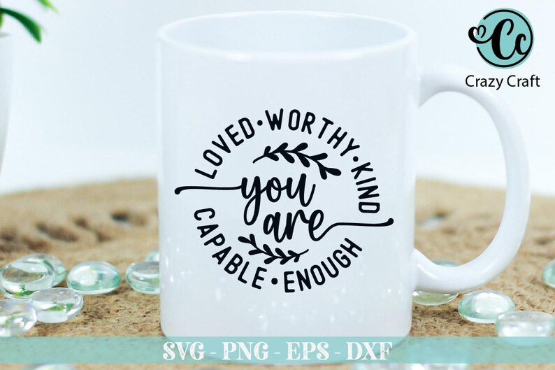 Pu&ograve; includere: Tazza in ceramica bianca con un design circolare nero che dice "Loved Worthy Kind You Are Capable Enough" con un design floreale all'interno del cerchio.