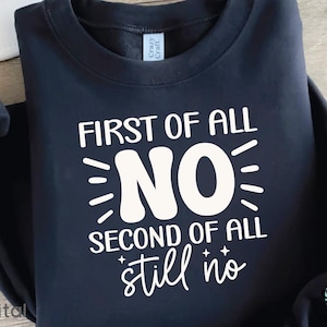Pu&ograve; includere: Una felpa blu navy con la scritta bianca "FIRST OF ALL NO SECOND OF ALL still no". La felpa ha un girocollo e maniche lunghe. Il logo Crazy Craft &egrave; visibile in basso a destra.