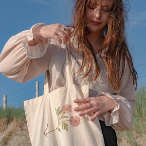 Verträumte Tragetasche Blumen , Fairtrade & Bio-Baumwolle, Umhängetasche, schlichte ästhetische minimalistische