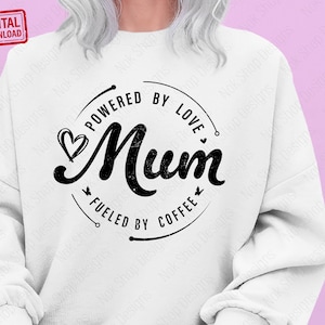 Powered By Love Mum Svg, Coffee Lover, Mum Vibes Svg, Mum Life Svg, Mum Mode Svg, Moederdag Svg, moeder Shirt Svg, meisje moeder Svg, jongen moeder Svg