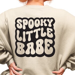 Bebé espeluznante SVG, Vibraciones espeluznantes SVG, Bebé Halloween SVG, Niña Halloween SVG, Halloween retro PNG, Archivo de corte Letras onduladas SVG