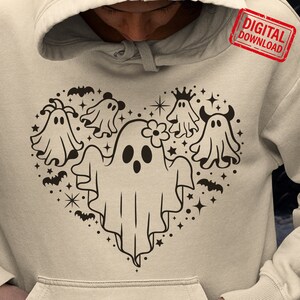 Fantasma SVG, Fantasma espeluznante en corazón SVG, Camiseta de Halloween con corazón de amor SVG, Temporada espeluznante para niños Halloween SVG, Camiseta divertida de otoño SVG para Cricut