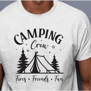 Tripulación de campamento svg, aventura divertida vida en campamento de verano fogata svg, feliz camiseta de campamento de campista png, viaje de amigos svg