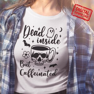Tête de mort coupe svg, mort à l'intérieur mais caféiné drôle Halloween png, fichiers Svg pour Cricut, sublimation PNG