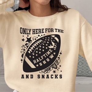 Nur hier für die Halbzeitshow und Snacks svg png, Super Bowl svg, lustige Super Bowl-Shirt svg schnitt Datei für Cricut, Fußball lustige svg