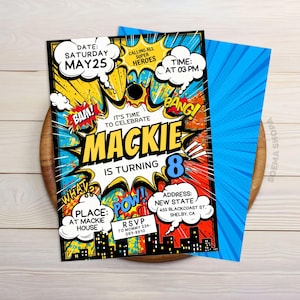 Op de afbeelding: Een comic-stijl verjaardagsuitnodiging voor een kind genaamd Mackie die 8 jaar wordt. De uitnodiging heeft een kleurrijk ontwerp met een superhelden-thema, inclusief de woorden "BAM!" en "POW!" in spraakballonnen. De uitnodiging bevat de datum, tijd, plaats en RSVP-informatie.