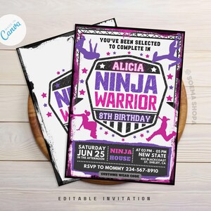 Puede incluir: Dos tarjetas de invitación con borde negro, con un tema de Ninja Warrior morado y rosa. El texto incluye "Alicia Ninja Warrior 8th Birthday" y detalles del evento. El logotipo de Canva es visible.