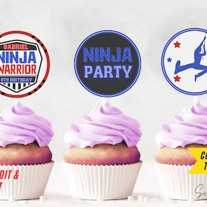 Puede incluir: Tres cupcakes con glaseado morado y adornos para cupcakes. Los adornos muestran el texto "NINJA WARRIOR 8TH BIRTHDAY", "NINJA PARTY" y una silueta de ninja. También son visibles las palabras "EASY TO EDIT & PRINT" e "INSTANT DOWNLOAD".