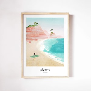 Puede incluir: Una ilustración enmarcada de una escena de playa en Algarve, Portugal. La ilustración presenta a una mujer caminando por la playa con una tabla de surf, un acantilado rosa y un océano turquesa.