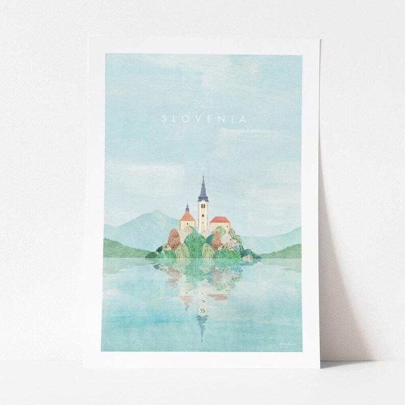 K&ouml;nnte beinhalten: Eine Aquarellillustration einer Kirche auf einer Insel in einem See, mit dem Text "Besuchen Sie Slowenien" oben im Bild.