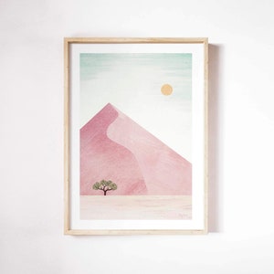 Könnte beinhalten: Ein gerahmter Druck einer minimalistischen Landschaftsillustration. Ein rosa Berg mit einem einzelnen grünen Baum im Vordergrund. Eine gelbe Sonne steht am Himmel.
