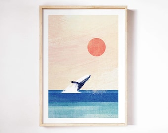 Könnte beinhalten: Gerahmter Kunstdruck mit einem Wal, der aus dem Meer springt. Das Kunstwerk hat einen minimalistischen Stil mit einer roten Sonne und blauem Wasser. Der Druck befindet sich in einem hellen Holzrahmen.