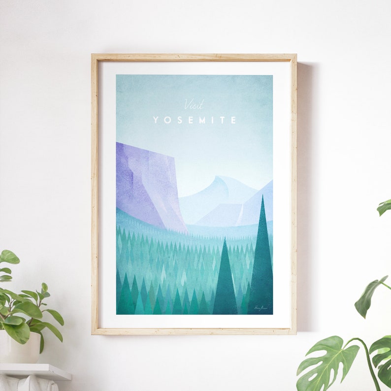 Puede incluir: Una ilustraci&oacute;n digital de una cordillera con un bosque en primer plano. El texto "Visit Yosemite" est&aacute; en la parte superior de la imagen.