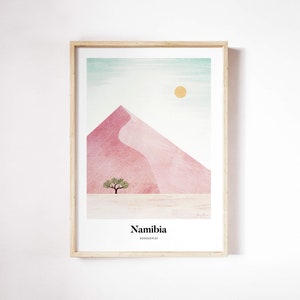 Könnte beinhalten: Eine minimalistische Illustration einer rosafarbenen Sanddüne mit einem kleinen grünen Baum im Vordergrund. Der Himmel ist ein hellblauer und grüner Farbverlauf mit einer gelben Sonne. Der Text "Namibia" und "Sossusvlei" ist unter dem Bild gedruckt.